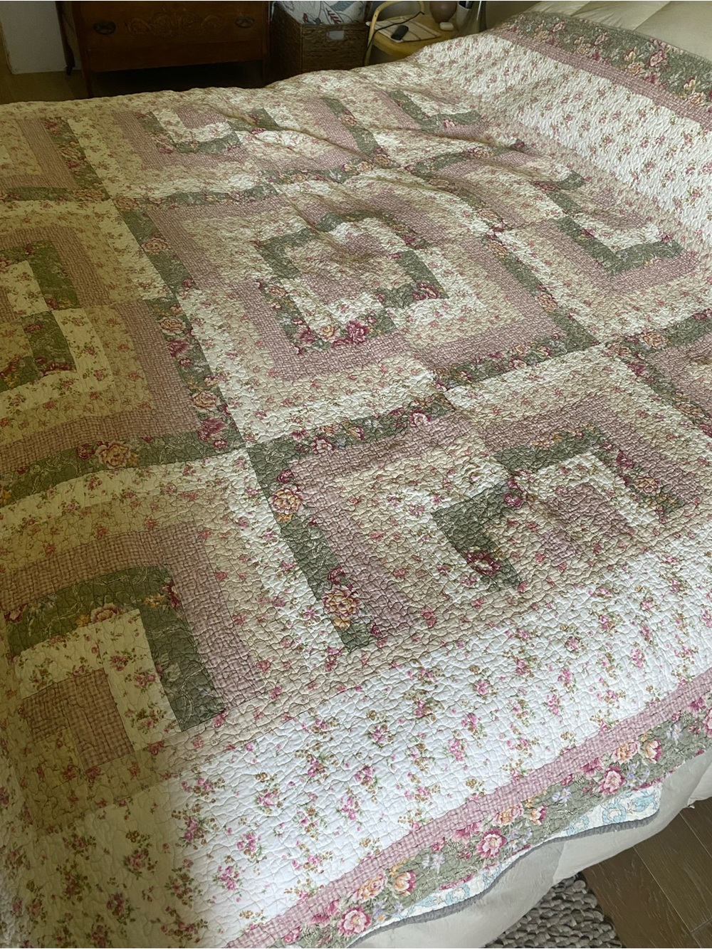Vintage Floral Patchwork Quilt - Pink and Green- Queen. Includes 2 std shams.